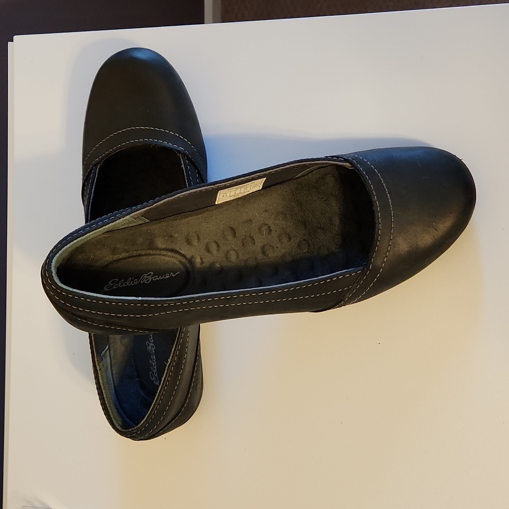 Eddie Bauer black leather flats